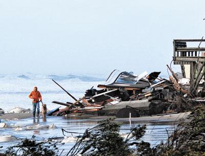 Only twisted debris remained Tuesday at one of Ronald Lauder’s Wainscott houses. The white bags had been placed to stave off ongoing erosion. Only twisted debris remained Tuesday at one of Ronald Lauder’s Wainscott houses. The white bags had been placed to stave off ongoing erosion.
