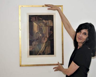 Gabrielle Selz with “Le Mariee,” a collaborative 1934 aquatint by Marcel Duchamp and Jacques Villon that was a graduation present from her mother