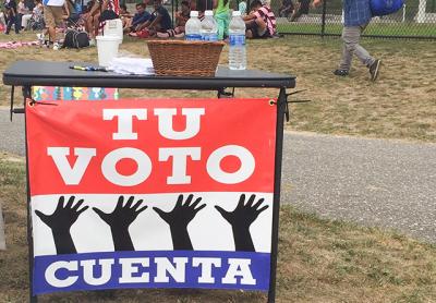 Volunteers with the Organizacion Latino-Americana of Long Island displayed a sign reading “your vote counts” in Spanish on Sunday during a voter recruitment drive at an athletic event. Volunteers with the Organizacion Latino-Americana of Long Island displayed a sign reading “your vote counts” in Spanish on Sunday during a voter recruitment drive at an athletic event.