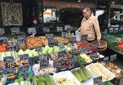 Despite the traditional Viennese preference for fried and boiled meats and potatoes, the markets offer a colorful array of seasonal and imported produce. Below, a meal of tafelspitz is preceded by broth with noodles or sliced pancakes. Despite the traditional Viennese preference for fried and boiled meats and potatoes, the markets offer a colorful array of seasonal and imported produce. Below, a meal of tafelspitz is preceded by broth with noodles or sliced pancakes.