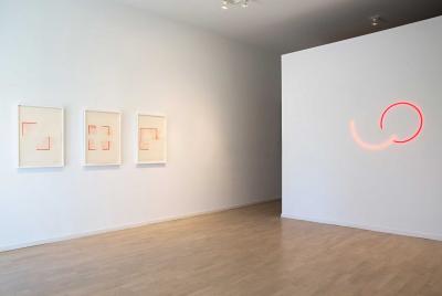 Stephen Antonakos’s neon sculptures are given lavish full-wall installations and matched with drawings similar in tone or color in the Drawing Room’s galleries. Stephen Antonakos’s neon sculptures are given lavish full-wall installations and matched with drawings similar in tone or color in the Drawing Room’s galleries.