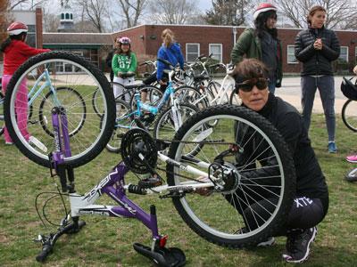 Annette MacNiven, who is a world-class mountain-bike racer, was one of three experienced long-distance athletes — the others being Sharon McCobb and Diane O’Donnell — who schooled I-Tri girls in the fine points of cycling Saturday.