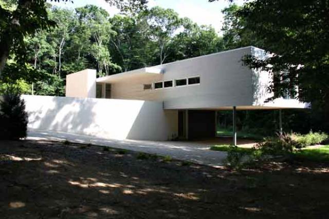 The south side of Don Lenzer and Bettina Volz’s house in Amagansett lets in the light, below. Above, the north side shows few windows but classic modernism.