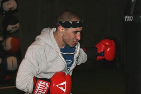 After the interview, Richie Daunt took his frustration out on the bags in  MuvStrong’s basement room for 18 minutes running.