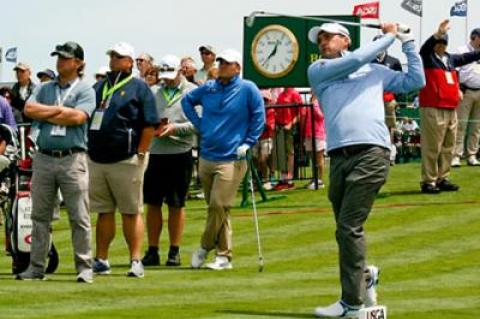 Kevin Kisner, for whom Duane Bock, second from left, caddies, teed off at Shinnecock’s first hole with the 12:41 group Monday.