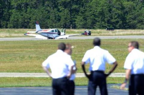 A plane that had trouble with its landing gear blocked the runway, preventing other aircraft from taking off, last Thursday.