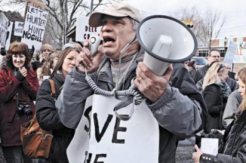 Bill Crain, president of the East Hampton Group for Wildlife, addressed opponents of East Hampton Town and Village’s planned deer cull at Herrick Park on Saturday. Bill Crain, president of the East Hampton Group for Wildlife, addressed opponents of East Hampton Town and Village’s planned deer cull at Herrick Park on Saturday.