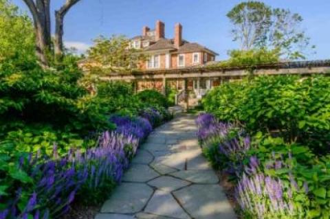 Strongheart has a historic manor house built in 1890 and two guest houses. Strongheart has a historic manor house built in 1890 and two guest houses.